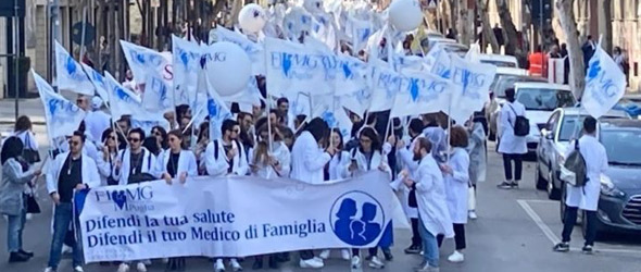 Medici e cittadini in piazza a difesa del Ssn