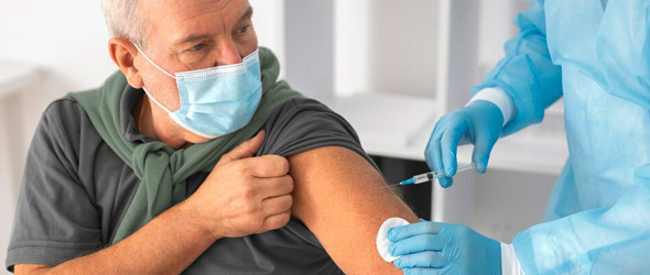 Covid, è un flop la campagna vaccinale per gli over 60