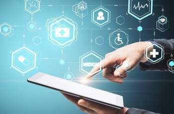 Sanità digitale, l’abbraccio che aliena
