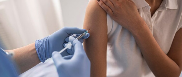 Vaccini: perché somministrare il richiamo nello stesso braccio?