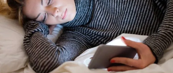 La paura di essere senza telefono rovina la qualità del sonno