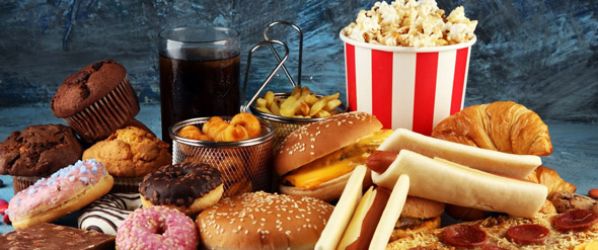 Alimenti ultra-processati accelerano l’invecchiamento biologico