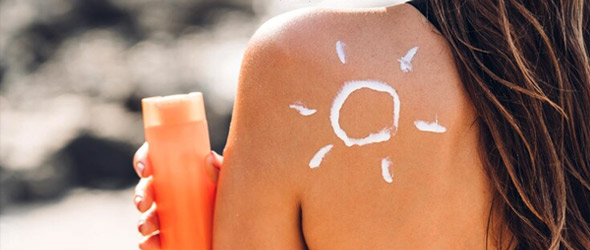 Rischio melanoma: i 7 insospettabili errori da non fare mai in estate